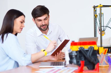 Masada oturan olumlu iş arkadaşları