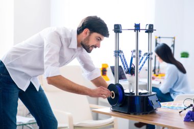 3d yazıcı kullanarak Keyifli adam