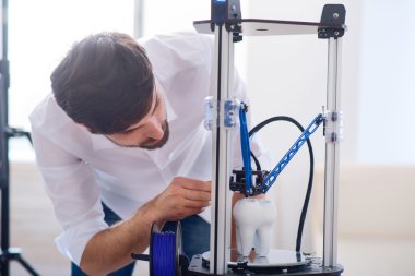 3d yazıcı kullanarak Keyifli adam