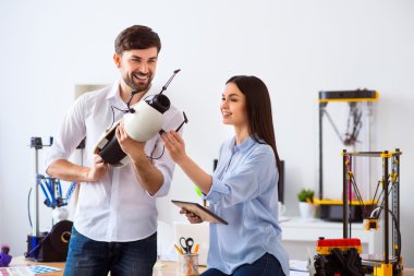 3d yazıcıda yazdırılan modeli tutan pozitif iş arkadaşları