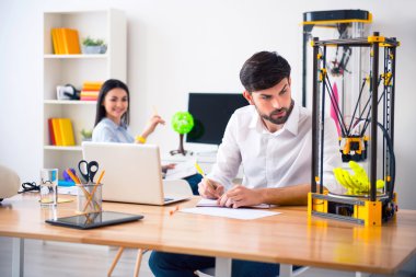 3d yazıcı kullanarak Keyifli adam