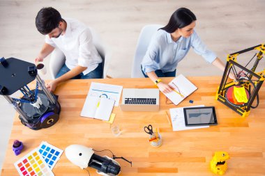 3d yazıcılarla çalışan pozitif iş arkadaşları