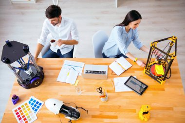 3 d yazıcılarla çalışan hoş iş arkadaşınız