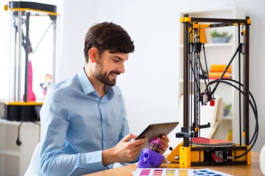 Masada oturan neşeli adam