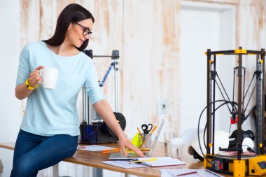 Dizüstü bilgisayar kullanan hoş kadın