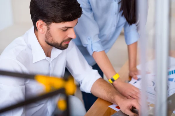 Positiva kollegor som arbetar vid bordet — Stockfoto