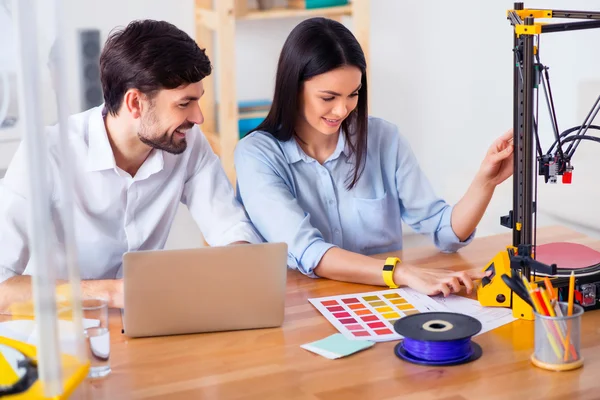 Cheerful colleagues using  3d printer — 图库照片