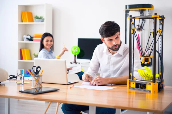 Homem agradável usando impressora 3d — Fotografia de Stock