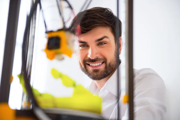 3D 프린터를 사용하는 긍정적 인 남자 — 스톡 사진