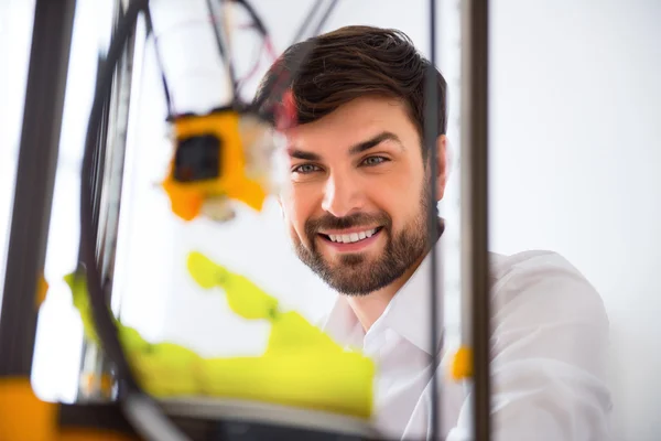 Homem positivo usando impressora 3d — Fotografia de Stock