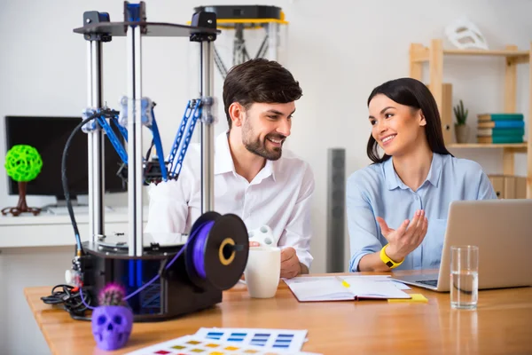 Colegas positivas sentadas a la mesa — Foto de Stock