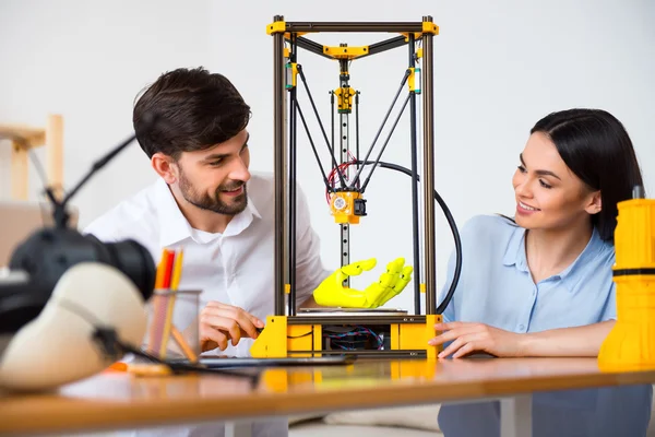 Pozitivní kolegové používající 3D tiskárnu. — Stock fotografie