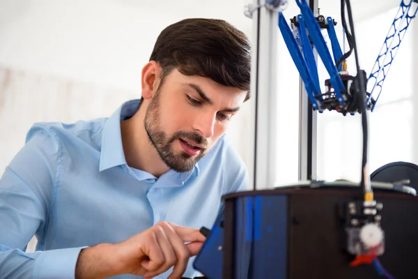 Agradable hombre que trabaja con la impresora 3d — Foto de Stock