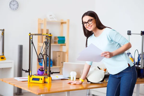 Positives Mädchen mit Papieren — Stockfoto