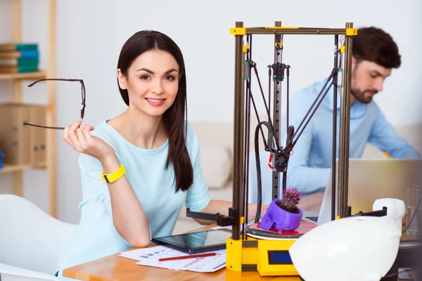 Schöne Frau arbeitet mit 3D-Drucker — Stockfoto