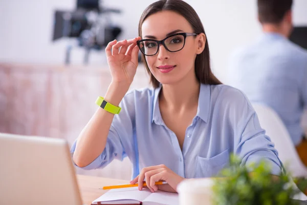 Angenehme Frau am Tisch — Stockfoto