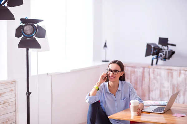 Mujer encantada hablando por teléfono celular —  Fotos de Stock