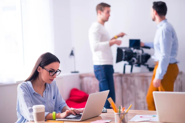 Gezellige vrouw die werkt op de laptop — Stockfoto