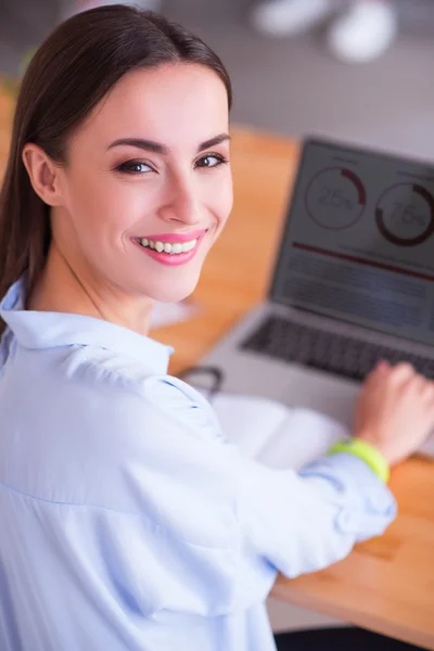 Donna piacevole che lavora sul computer portatile — Foto Stock