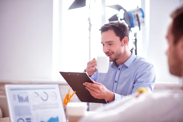 Angenehmer Mann am Tisch — Stockfoto