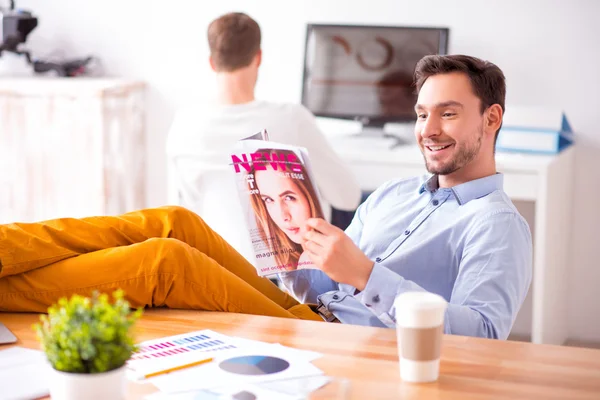 Aangename man lezen van een tijdschrift — Stockfoto