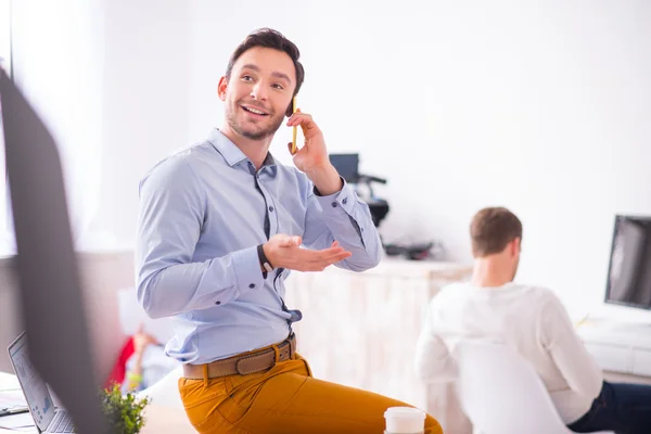 Trevlig man pratar i mobiltelefon — Stockfoto