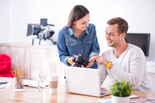 Colegas positivos comunicando — Fotografia de Stock