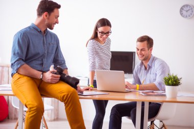 Projeyi tartışan iş arkadaşlarının içerikleri