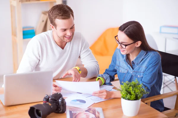 Colegas positivas comunicándose — Foto de Stock