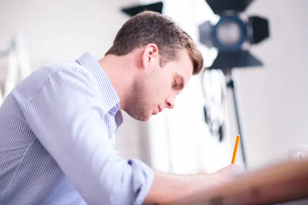 Agradable hombre sentado a la mesa — Foto de Stock