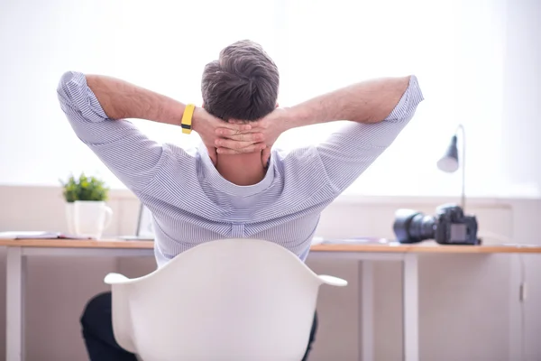 Aangename man zit aan de tafel — Stockfoto