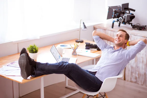 Aangename man zit aan de tafel — Stockfoto