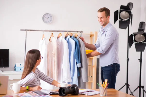 Colegas agradables que trabajan en el estudio — Foto de Stock