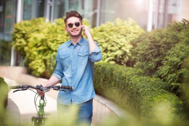 Pozitif adam Bisiklete binmek