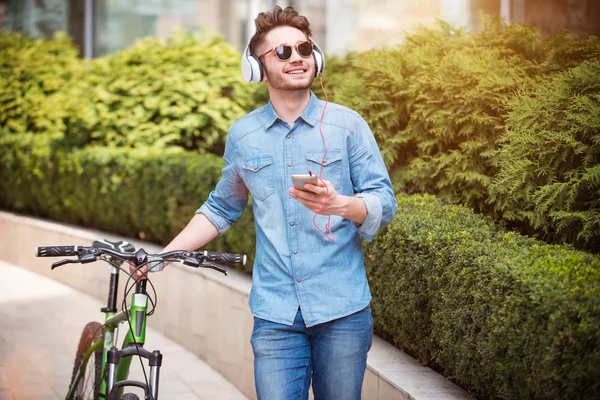 Позитивный парень едет на велосипеде — стоковое фото