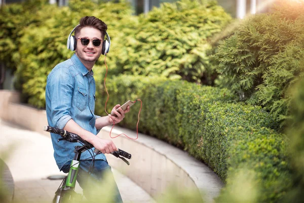 Cara positivo segurando uma bicicleta — Fotografia de Stock