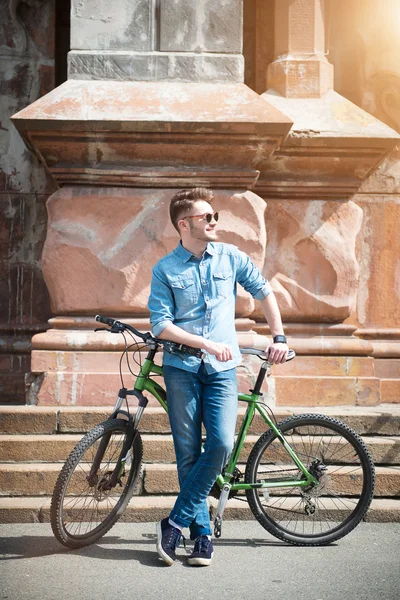 Pria positif berdiri di dekat sepeda — Stok Foto