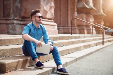 Neşeli adam ayak üzerinde oturan