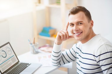 Neşeli adam masada oturan