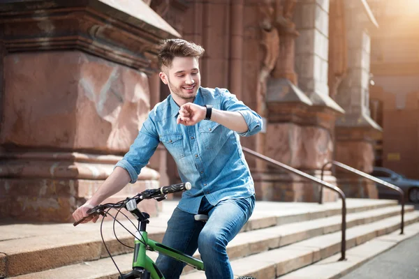 Cara positivo sentado na bicicleta — Fotografia de Stock