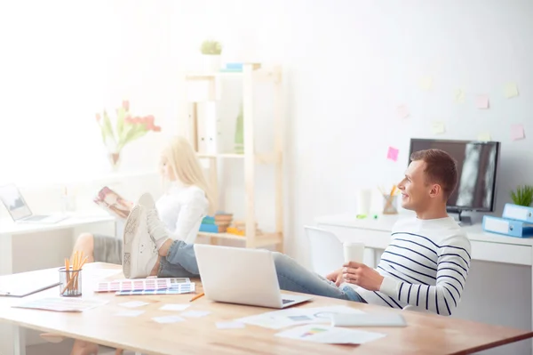 Positieve kerel rustend op het werk — Stockfoto