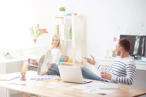 Positieve collega's die op het werk praten — Stockfoto