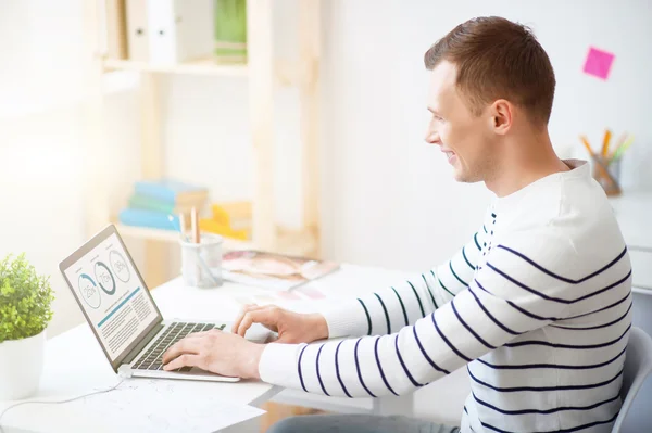 Fröhlicher Kerl sitzt am Tisch — Stockfoto