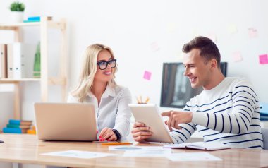 Bir projeyi tartışan pozitif iş arkadaşları