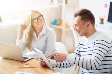 Bir projeyi tartışan pozitif iş arkadaşları