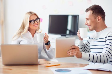 Bir projeyi tartışan pozitif iş arkadaşları