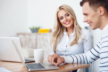 Masada oturan olumlu iş arkadaşları