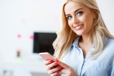 Cep telefonu kullanan manyetik kadın