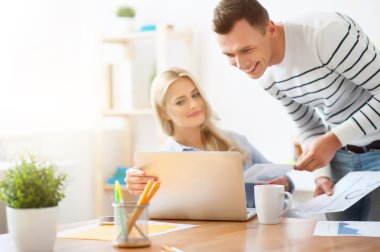 Projeyi tartışan memnun iş arkadaşları