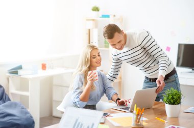 Pozitif meslektaşları proje tartışıyor